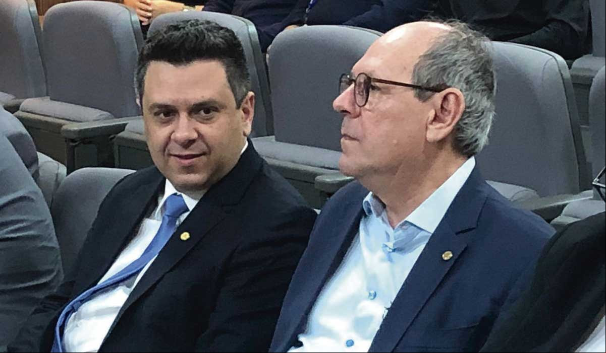 Tiago acompanhou a retotalização dos votos ao lado do pai, Ronaldo Dimas. | Foto: Auro Giuliano